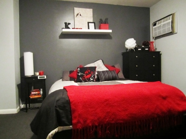 décoration-chambre-couleur-rouge-idée-originale-couverture-grise-rouge