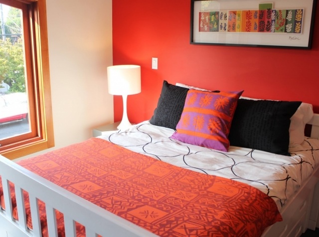 décoration-chambre-couleur-rouge-idée-originale-mur-coussins-couverture