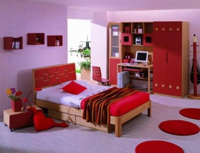 décoration-chambre-couleur-rouge-idée-originale-tapis-rond-rouge