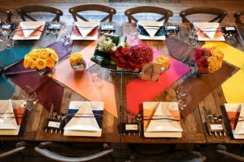 décoration couleurs vives et pastel sur fond table bois