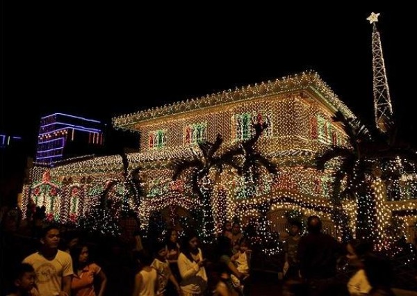décoration-de-Noël-extérieur-façade-maison-million-lumières