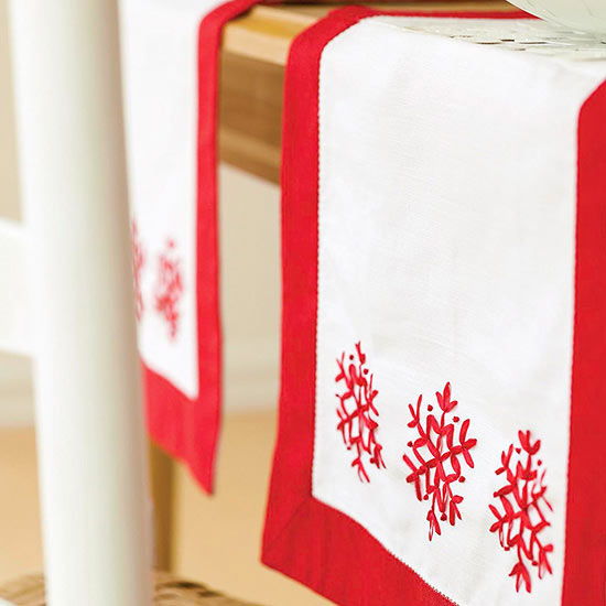 décoration-de-Noël-flacons-de-neige-broderie-rouge-nappe