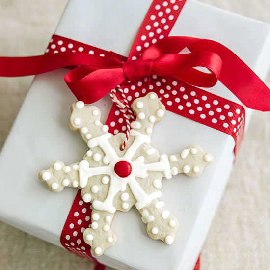 décoration-de-Noël-flacons-de-neige-cadeau-blanc-ruban-rouge