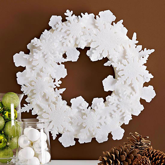 décoration-de-Noël-flacons-de-neige-couronne-porte-blanche