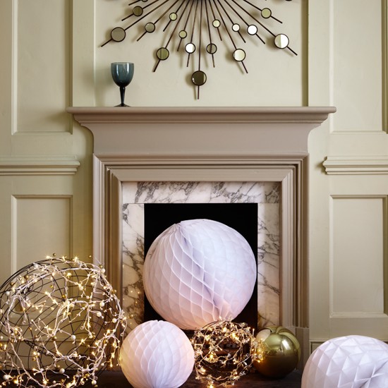 décoration de Noël idée-originale-cheminée-boules-décortives