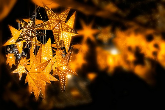 décoration-de-Noël-idée-originale-extérieur-luminaire-étoiles