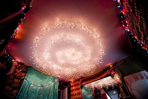 décoration-de-Noël-intérieur-lumières-plafond