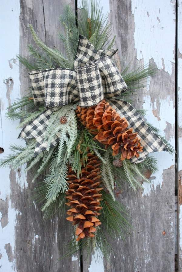 décoration-de-Noël-matériaux-naturels-cones-pin-ruban-carreaux