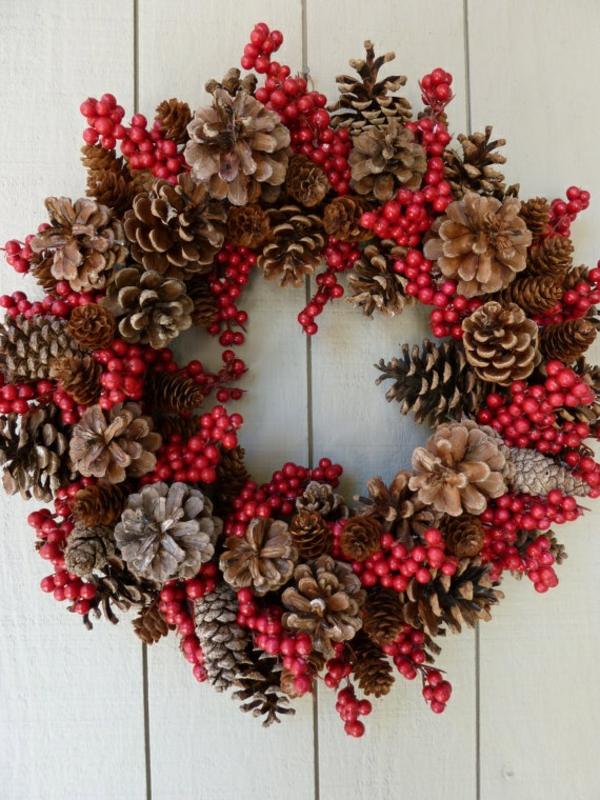 décoration-de-Noël-matériaux-naturels-couronne-porte-eglantier-cone-pin