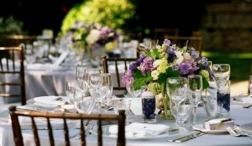 décoration de table fleurs nappe blanche