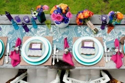 décoration multicolore avec chemin de table design