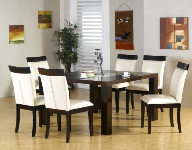 décoration-salle-à-manger-chaises-cuir-blanc-table-rectangulaire