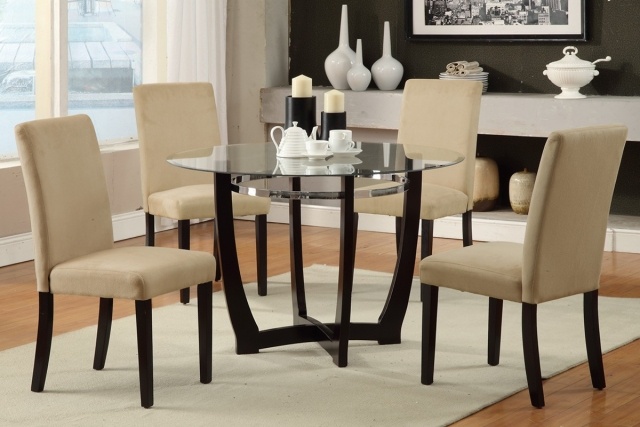 décoration-salle-à-manger-meubles-table-ronde-panneau-surface-chaises-cuir-blanc