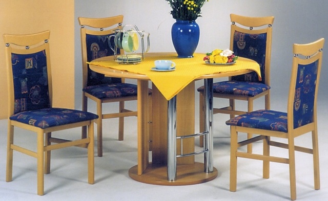 décoration-salle-à-manger-table-bois-chaises-couleur-bleue