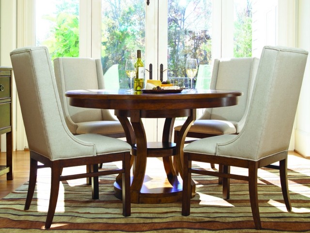 décoration-salle-à-manger-table-ronde-bois-chaises-cuir-blanc