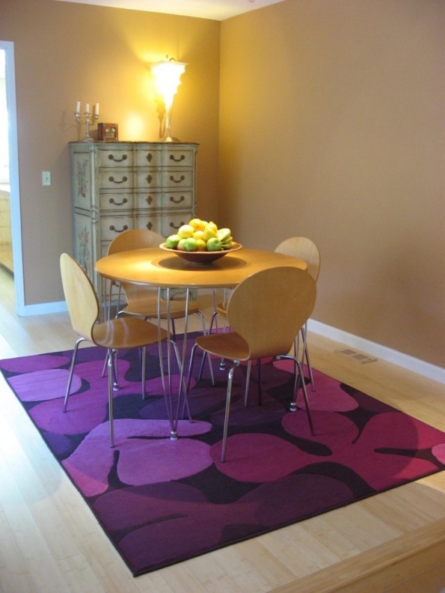 décoration-salle-à-manger-table-ronde-bois-chaises-tapis-rectangulaire-violet