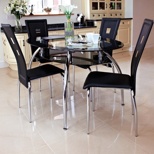 décoration salle à manger table-ronde-chaises-noires-acier-inoxydable
