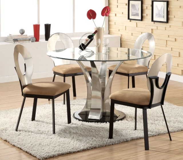 décoration-salle-à-manger-table-ronde-chrome-chaises-sympas