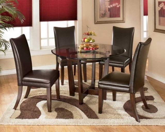 décoration-salle-à-manger-table-ronde-verre-chaises-cuir-marron