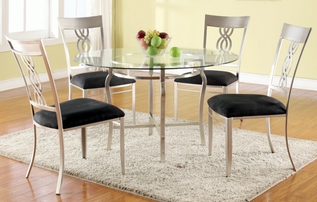 décoration-salle-à-manger-table-ronde-verre-chaises