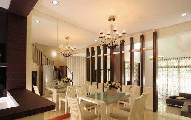 décoration-salle-à-manger-table-rectangulaire-chaises-blanches