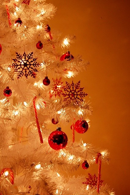 décoration-sapin-Noël-blanc-boules-rouges-flocons-neige-rouges-guirlande-lumineuse décoration arbre de Noël