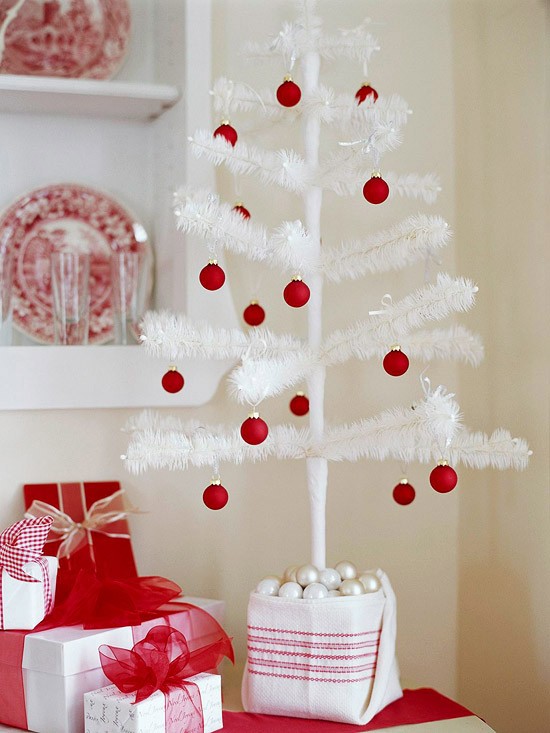 décoration-sapin-Noël-blanc-élégant-boules-blanches-rouges-boîtes-cadeaux-blanches-rubans-rouges décoration arbre de Noël
