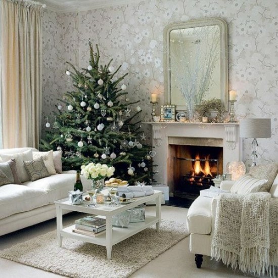 décoration-sapin-Noël-boules-argentées-blanches-cheminée-salon-branches-argentées