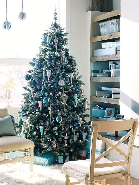 décoration-sapin-Noël-boules-bleu-argent-ornements-boîtes-cadeaux
