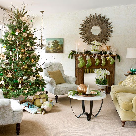 décoration-sapin-Noël-chaussettes-vertes-cadeaux-ornements-sapin-table-basse-plateau-bougie-sapin décoration arbre de Noël