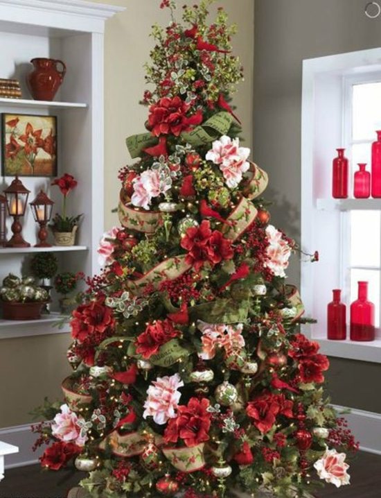 décoration-sapin-Noël-fleurs-rouges-rose-guirlandes-panier-boules-or décoration sapin de Noël