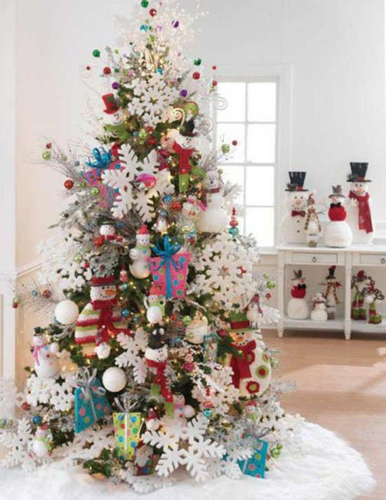 décoration-sapin-Noël-flocons-neige-blancs-boîtes-cadeaux-couleurs-bonshommes