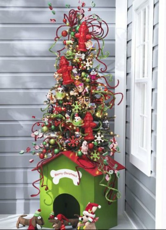 décoration-sapin-Noël-flocons-neige-idée-amusante-déco-rouge-vert-niche-chien décoration sapin de Noël