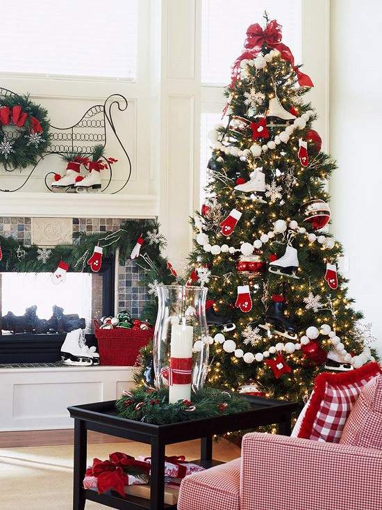 décoration-sapin-Noël-guirlandes-blanches-ornements-patins-gants décoration arbre de Noël
