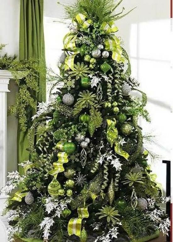 décoration-sapin-Noël-guirlandes-feuilles-argentées-ornements-dorés-boules décoration sapin de Noël