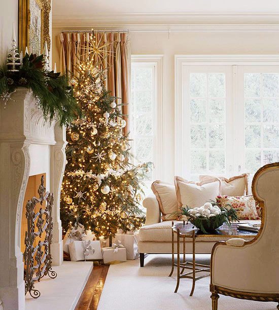 décoration-sapin-Noël-guirlandes-lumineuses-flocons-neige-guirlandes-boules-étoile-dorée-branches-manteau-cheminée décoration arbre de Noël