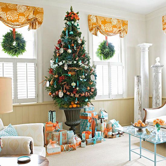 décoration-sapin-Noël-guirlandes-papier-boules-cadeaux décoration arbre de Noël