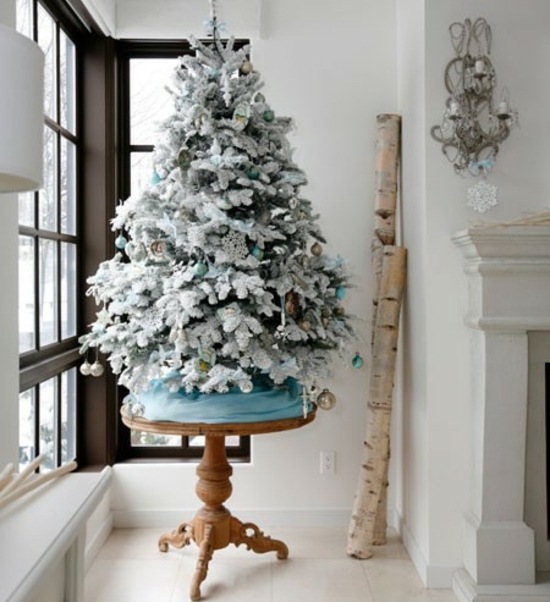 décoration-sapin-Noël-idée-originale-blanc-neige-ornements-boules-blanches décoration sapin de Noël