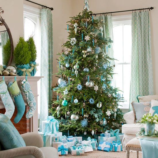 décoration-sapin-Noël-ornements-bleu-argent-boules-flocons-neige-chaussettes-bleu-blanc-cadeaux décoration arbre de Noël