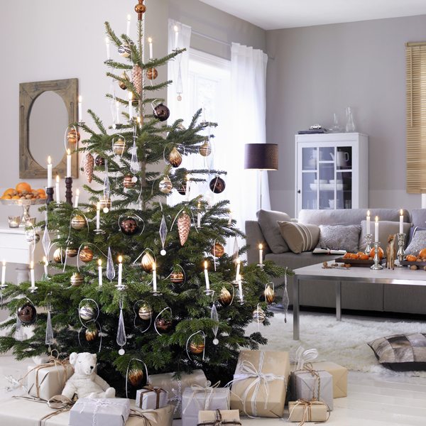 décoration-sapin-Noël-ornements-magnifiques-verre-pommes-pin-bougies-boîtes-cadeaux-beige-blanc décoration arbre de Noël