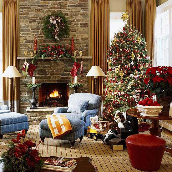décoration-sapin-Noël-ornements-rouges-boules-chaussettes-rouges-manteau-cheminée-couronne décoration arbre de Noël