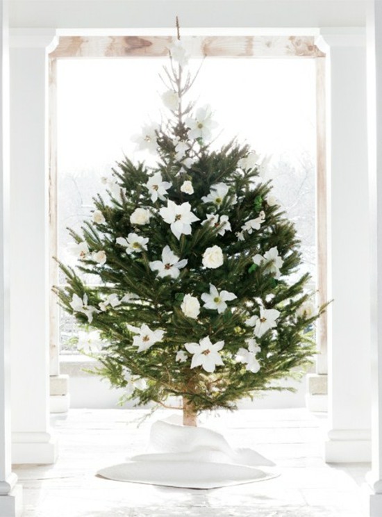 décoration-sapin-Noël-romantique-fleurs-blanches-fines décoration sapin de Noël
