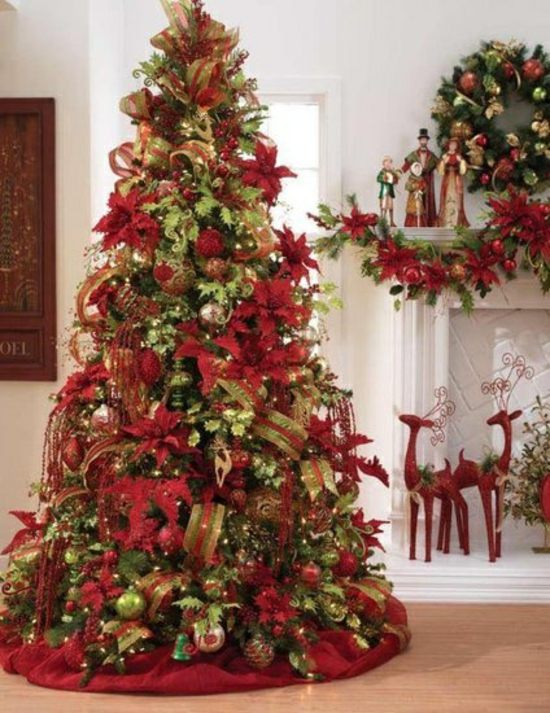 décoration-sapin-Noël-élégante-fleurs-papier-rouges-guirlandes-dorées-boules-manteau-chelinée-guirlandes-fleurs-couronne-cerfs-rouges