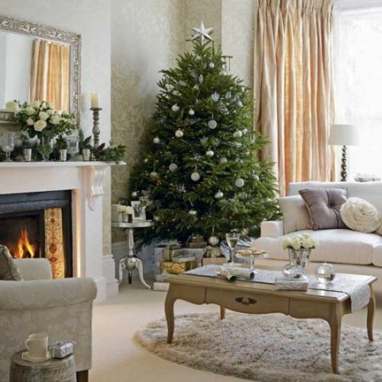 décoration-sapin-Noël-étoile-argentée-boules-ornements-salon-roses-blanches