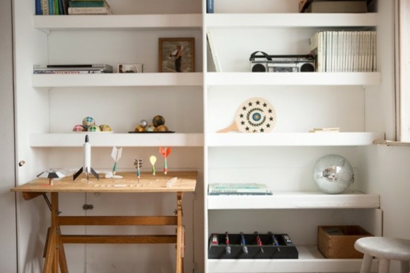 décoration simple espace bureau avec meuble bibliothèque