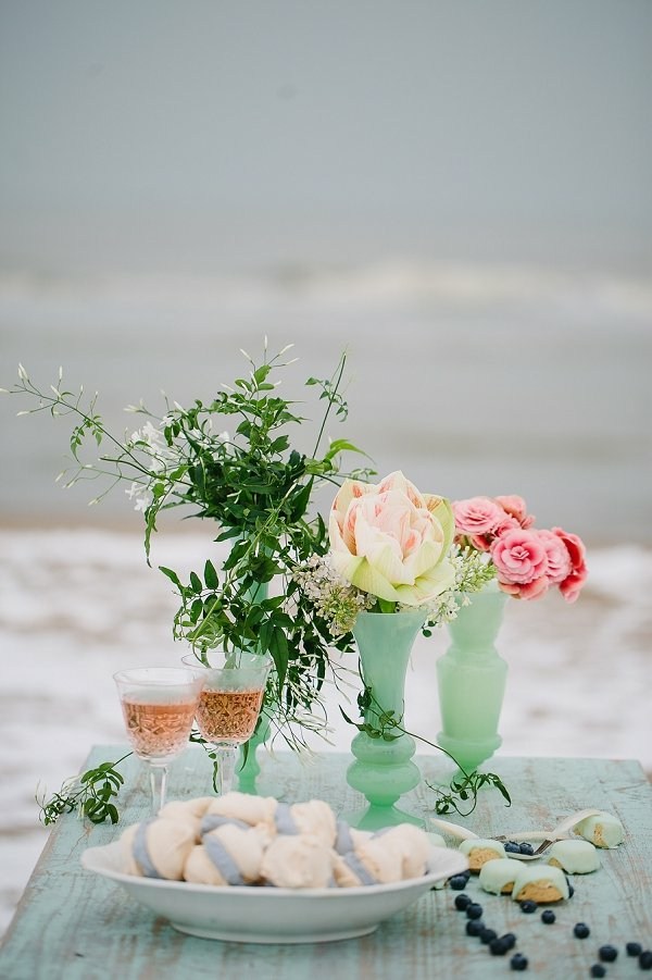 décoration table de mariés deux roses champagne