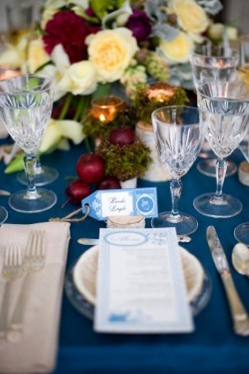 décoration table mariage hiver bleu fleurs bouquet