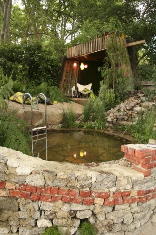 echelle piscine brique pierre cabane bois
