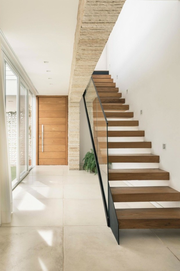 entrée maison familiale escalier bois rampe verre