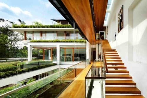 escalier bois relie etages villa